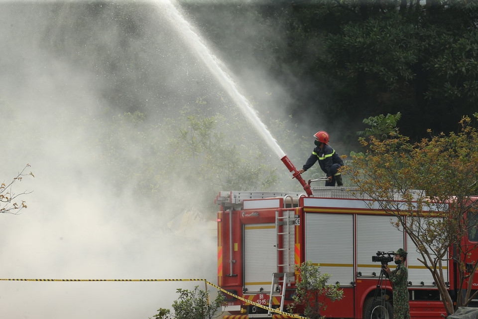 Lực lượng tại chỗ và Cảnh sát phòng cháy, chữa cháy và cứu hộ cứu nạn cơ động đến hiện trường. (Ảnh: Dương Giang/TTXVN)