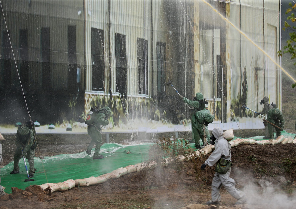 Lực lượng Bộ đội hóa học xử lý, khắc phục sự cố hóa chất tại hiện trường. (Ảnh: Dương Giang/TTXVN)