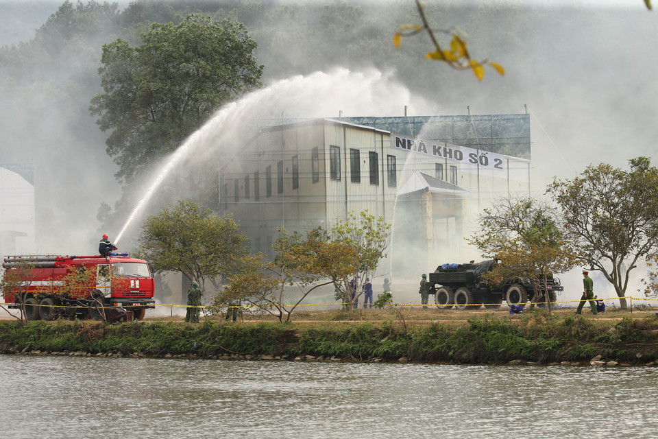 Lực lượng tại chỗ và Cảnh sát phòng cháy, chữa cháy và cứu hộ cứu nạn cơ động đến hiện trường. (Ảnh: Dương Giang/TTXVN)