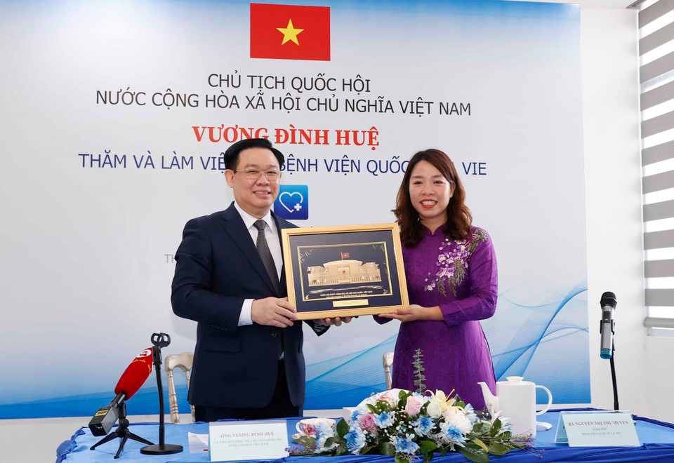 Chủ tịch Quốc hội Vương Đình Huệ tặng quà lưu niệm Bệnh viện Quốc tế La Vie. (Ảnh: Doãn Tấn/TTXVN)