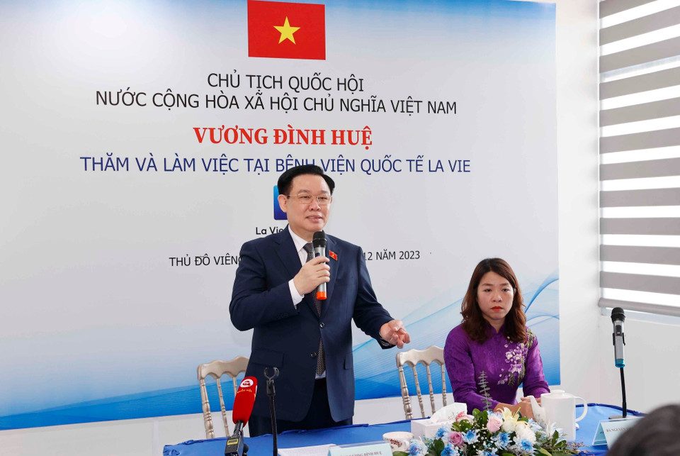 Chủ tịch Quốc hội Vương Đình Huệ nói chuyện với cán bộ, nhân viên Bệnh viện Quốc tế La Vie. (Ảnh: Doãn Tấn/TTXVN)