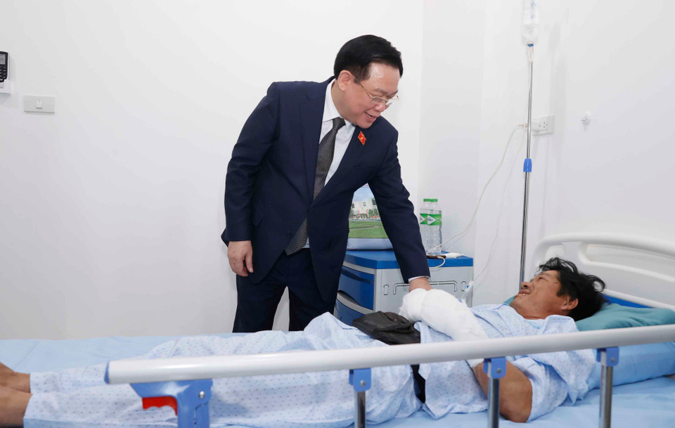 Chủ tịch Quốc hội Vương Đình Huệ thăm hỏi bệnh nhân điều trị tại Bệnh viện Quốc tế La Vie. (Ảnh: Doãn Tấn/TTXVN)