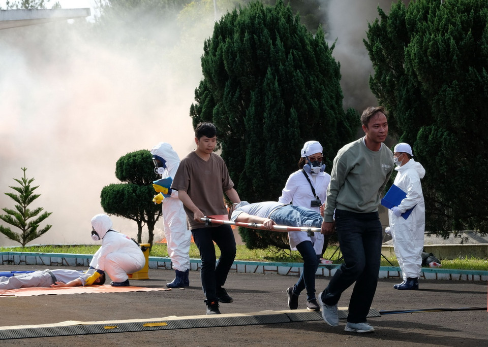 Các lực lượng diễn tập phương án hỗ trợ, sơ cứu đối với các nhân viên bị thương sau sự cố. (Ảnh: Nguyễn Dũng/TTXVN)