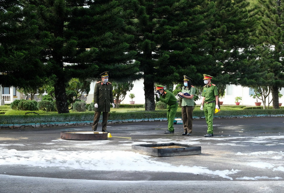 Sau khi hoàn tất việc thu hồi, tẩy rửa phóng xạ, lực lượng công an cũng có mặt để khám nghiệm hiện trường, điều tra nguyên nhân vụ việc. (Ảnh: Nguyễn Dũng/TTXVN)