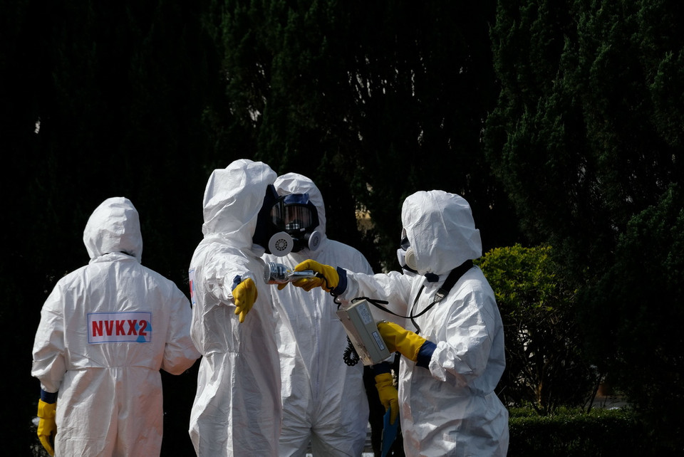 Các nhân viên tham gia xử lý sự cố được kiểm tra mức độ nhiễm xạ kỹ càng sau khi hoàn thành nhiệm vụ. (Ảnh: Nguyễn Dũng/TTXVN)