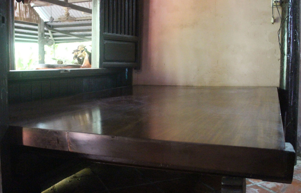  Tấm phản gỗ theo đúng cách bố trí của ngôi nhà Việt cổ ngày xưa. (Ảnh: Phan Sáu/TTXVN)