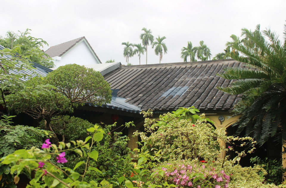  Các ngôi nhà cổ ở Phú Vinh chủ yếu sử dụng ngói âm dương. Trước khi có dịch COVID-19, nơi đây thu hút hàng ngàn khách du lịch đến tham quan. (Ảnh: Phan Sáu/TTXVN)