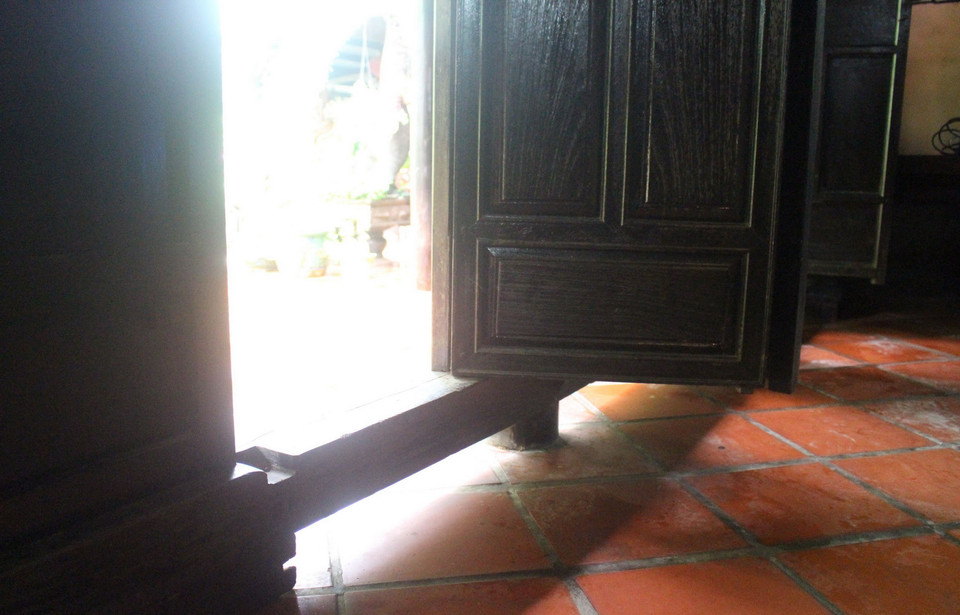  Hiện, cả làng có 6 ngôi nhà cổ gần như còn nguyên trạng và đều nằm trên trục đường vòng cung của xã Vĩnh Thạnh. Những ngôi nhà này được xây dựng ở những vị trí đắc địa, rộng rãi, thoáng mát. Nhà Việt cổ có bậc cửa cao nhằm tránh hư hại các cánh gỗ khi nước lụt dâng vào nhà. (Ảnh: Phan Sáu/TTXVN)