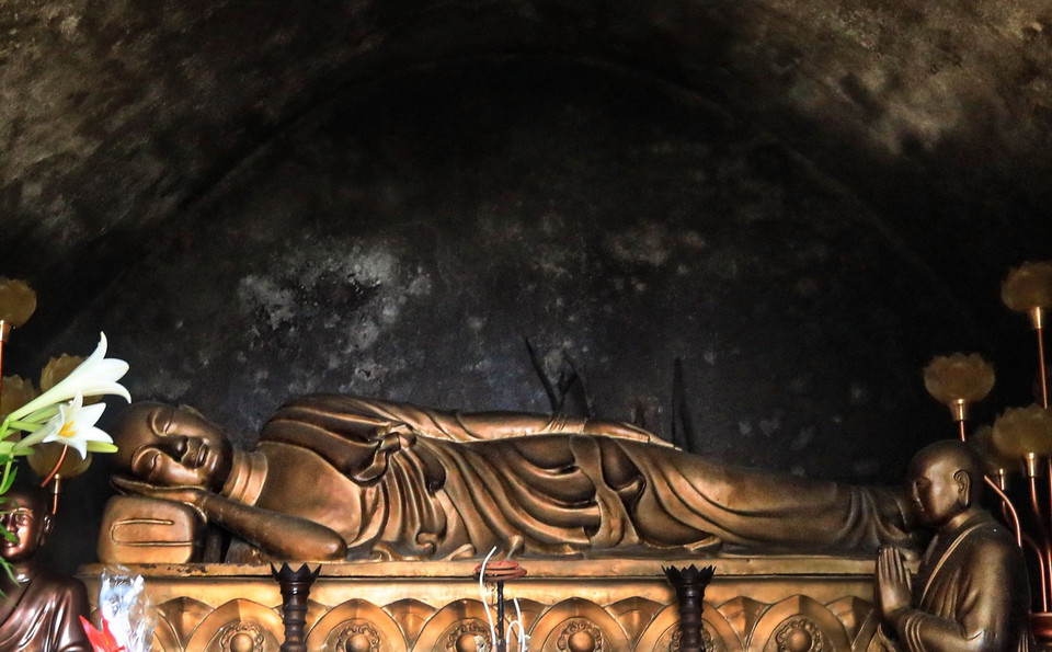 Bộ Văn hóa, Thể thao và Du lịch đã chủ trì, phối hợp với Ủy ban Quốc gia UNESCO Việt Nam xây dựng Hồ sơ đề cử Quần thể di tích và danh thắng Yên Tử trình UNESCO xem xét, ghi vào Danh mục Di sản Thế giới. Trong ảnh: Tượng Đức vua Phật hoàng Trần Nhân Tông với dáng nằm mô phỏng Phật nhập niết bàn được đặt trong Am - chùa Ngọa Vân trên núi Bảo Đài, ở độ cao 600m so với mực nước biển, thuộc Khu di tích lịch sử nhà Trần (thị xã Đông Triều, Quảng Ninh). Ngọa Vân là địa danh gắn với nơi tu hành và viên tịch của vị Tổ thứ nhất Thiền phái Trúc Lâm-Trần Nhân Tông, cùng một số cao tăng thời Trần và Lê Trung hưng. (Ảnh: Tuấn Anh/TTXVN)