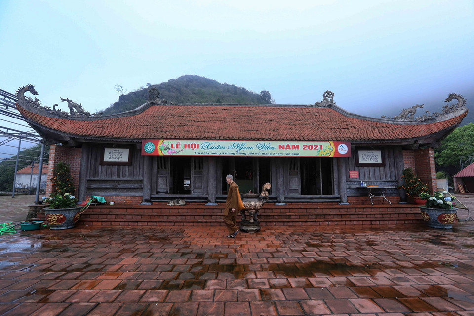 Đỉnh Ngọa Vân nằm trên núi Bảo Đài thuộc dãy Yên Tử, phía Bắc được che chắn bởi dãy núi cao (Vây Rồng) quanh năm mây phủ, tạo nên khung cảnh mờ ảo, huyền bí nên nơi đây được gọi là Ngọa Vân. (Ảnh: Tuấn Anh/TTXVN)