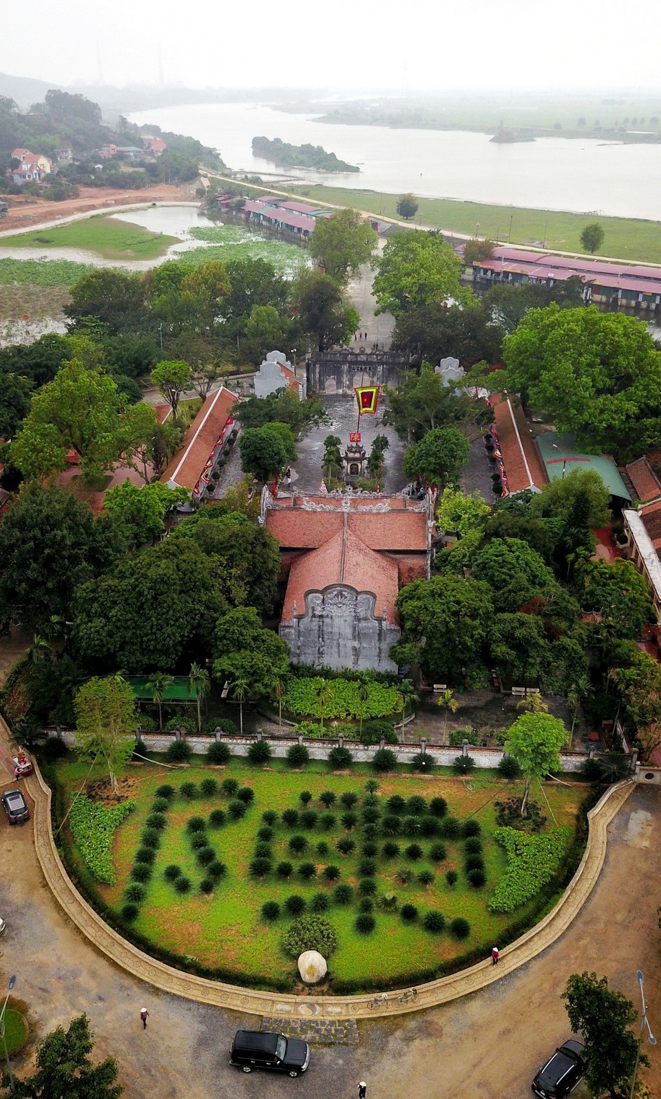 Đền Kiếp Bạc thuộc thành phố Chí Linh (Khu di tích Côn Sơn-Kiếp Bạc, tỉnh Hải Dương) là nơi thờ phụng Anh hùng dân tộc Hưng Đạo Đại Vương Trần Quốc Tuấn. Đền tựa lưng vào núi Trán Rồng, trước mặt là sông Lục Đầu tạo thành vùng đất quần tụ đủ tứ linh, ngũ nhạc, lục đầu giang. (Ảnh: Thành Đạt/TTXVN)