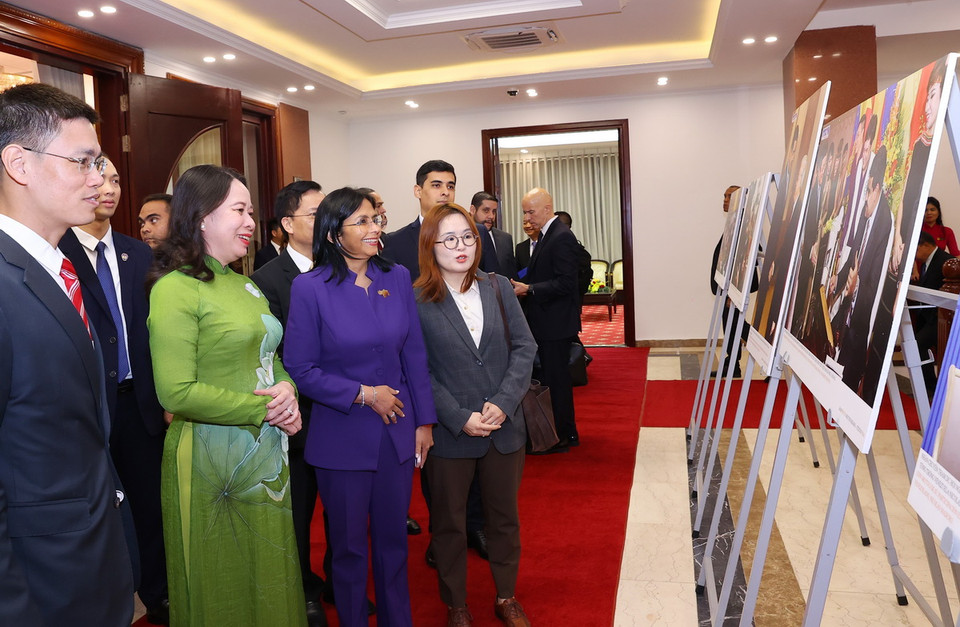 Phó Chủ tịch nước Võ Thị Ánh Xuân và Phó Tổng thống thường trực Venezuela Delcy Rodríguez Gómez tham quan trưng bày một số hình ảnh tiêu biểu về quan hệ Việt Nam-Venezuela, do Thông tấn xã Việt Nam thực hiện. (Ảnh: Văn Điệp/TTXVN)
