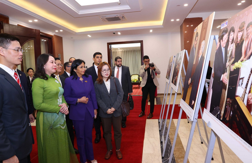 Phó Chủ tịch nước Võ Thị Ánh Xuân và Phó Tổng thống thường trực Venezuela Delcy Rodríguez Gómez tham quan trưng bày ảnh quan hệ Việt Nam-Venezuela, do Thông tấn xã Việt Nam thực hiện. (Ảnh: Văn Điệp/TTXVN)