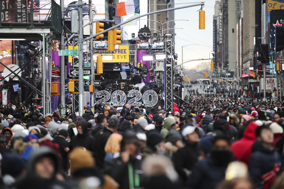 Người dân đón chào Năm mới 2020 tại Quảng trường Thời Đại ở New York, Mỹ. (Ảnh: THX/TTXVN)