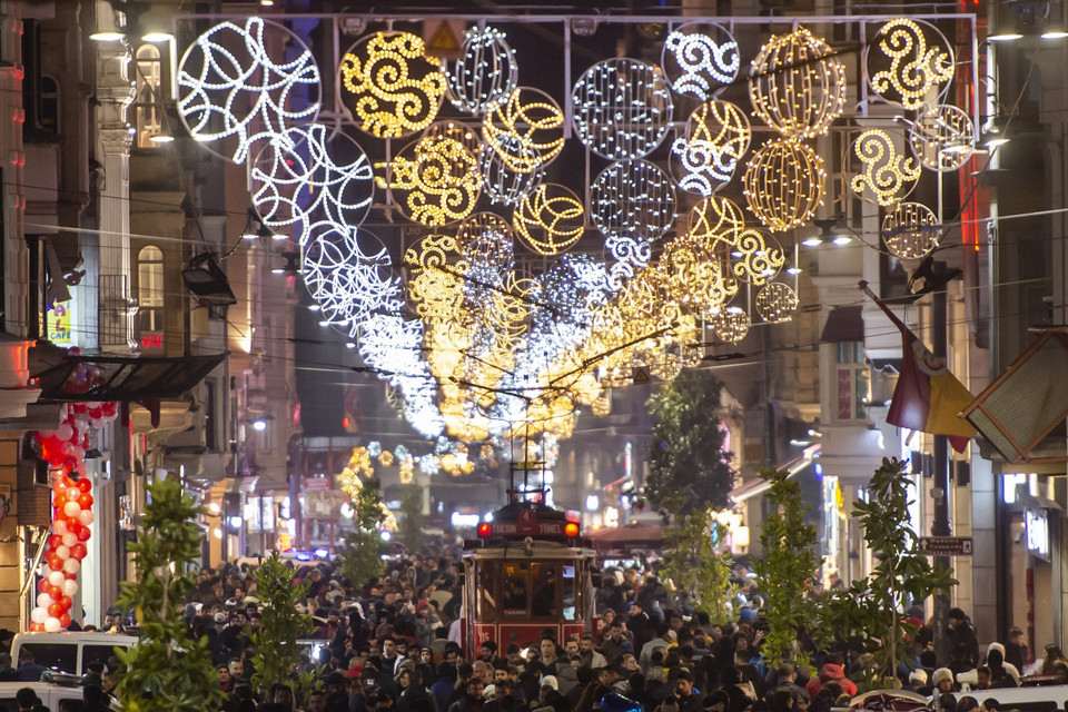 Người dân xuống đường đón thời khắc giao thừa trong lễ hội năm mới ở Istanbul, Thổ Nhĩ Kỳ. (Ảnh: AFP/TTXVN)