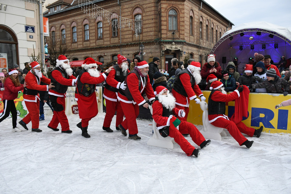 Người dân Croatia trong trang phục Ông già Noel chào đón Năm mới tại Bjelovar, Croatia. (Ảnh: THX/TTXVN)