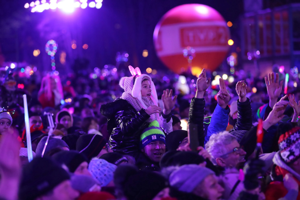 Người dân đón thời khắc giao thừa trong lễ hội năm mới ở Zakopane, miền Nam Ba Lan. (Ảnh: THX/TTXVN)