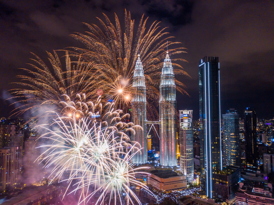 Màn pháo hoa lung linh sắc màu vào thời khắc giao thừa ở tòa tháp đôi Petronas, Kuala Lumpur, Malaysia. (Ảnh: THX/TTXVN)