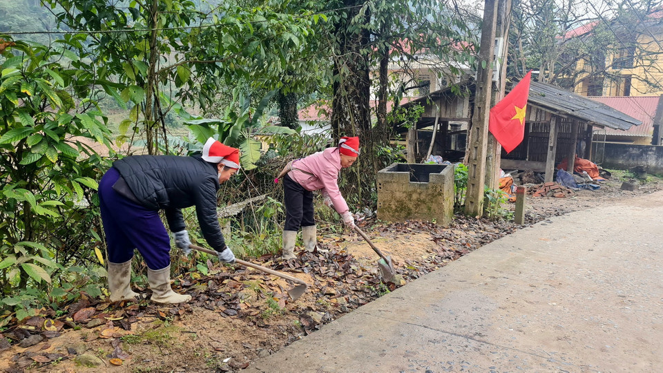Người dân vùng lũ cùng nhau dọn dẹp đường làng, ngõ xóm chuẩn bị đón Tết. (Ảnh: Hương Thu/TTXVN)