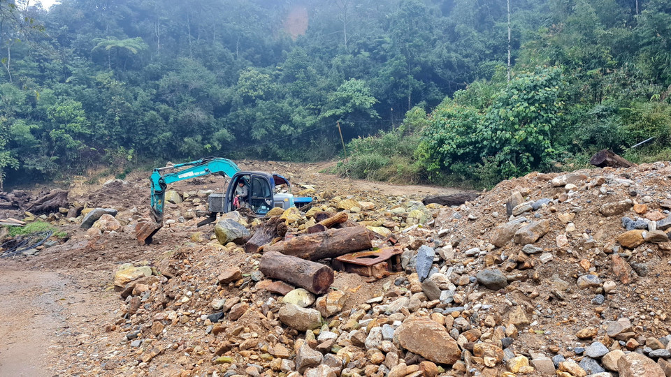 Dấu tích của cơn lũ lịch sử vẫn còn nhưng người dân đang từng bước khôi phục lại cuộc sống. (Ảnh: Hương Thu/TTXVN)