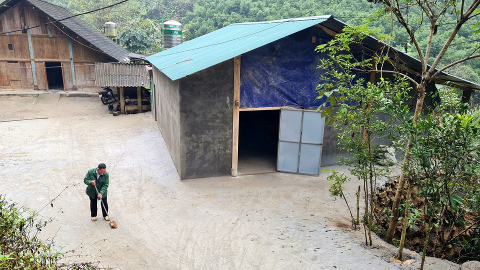 Nhà cửa, tài sản suốt bao năm chắt chiu bị cuốn theo dòng nước lũ, Tết năm nay gia đình ông Phàn Lổ Xeng, thôn Nậm Cang được bố trí đến nơi ở mới. (Ảnh: Hương Thu/TTXVN)