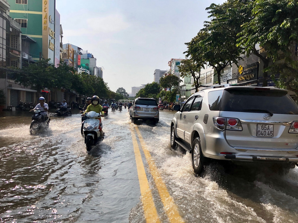 Tuyến đường Lý Tự Trọng, quận Ninh Kiều ngập sâu trong biển nước. (Ảnh: Thanh Sang/TTXVN)