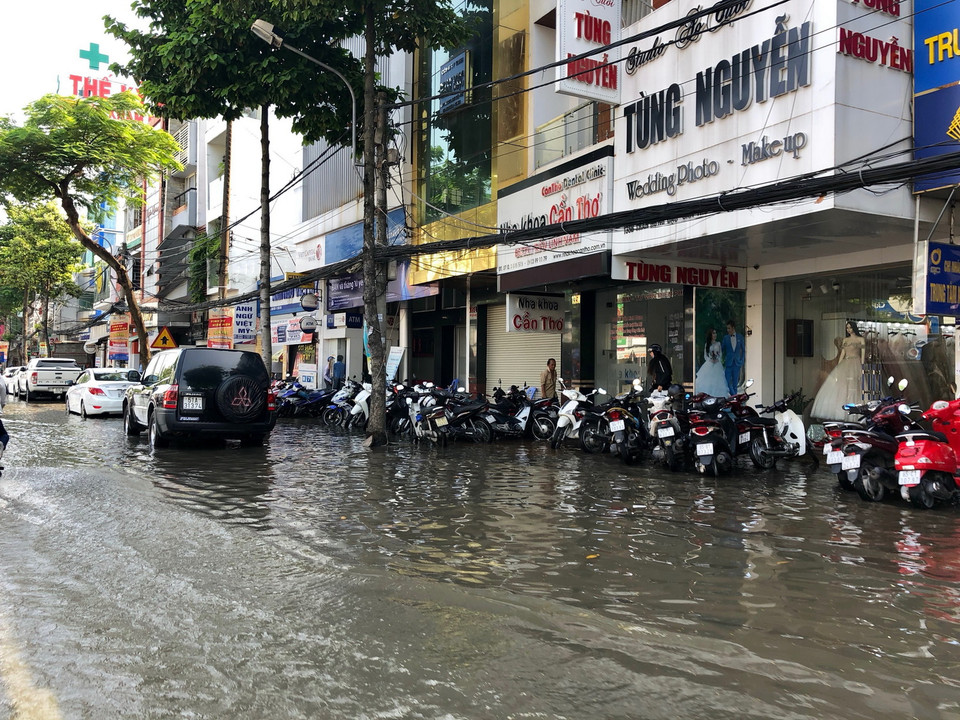 Tuyến đường Trần Hưng Đạo, quận Ninh Kiều vẫn còn ngập sâu trong biển nước. (Ảnh: Thanh Sang/TTXVN)