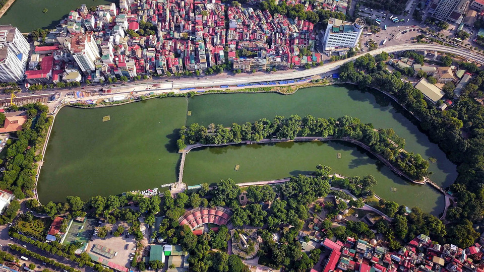 Hồ Thủ Lệ rộng 8,7 ha, là một trong những hồ đẹp của thủ đô, giáp hai tuyến đường Kim Mã và Nguyễn Văn Ngọc, cạnh khách sạn Daewoo, cao ốc Lotte. (Ảnh: Thành Đạt/TTXVN)