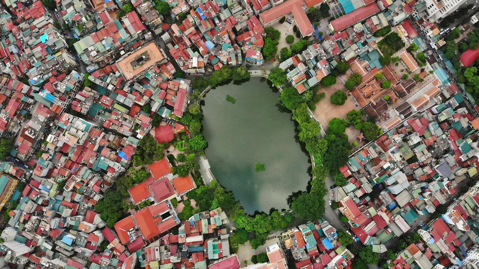 Hồ Hai Bà Trưng, quận Hai Bà Trưng nằm giữa khu dân cư đông đúc. (Ảnh: Danh Lam/TTXVN)