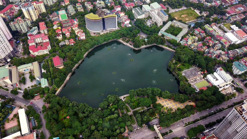 Hồ Nghĩa Tân nằm bên trong công viên Nghĩa Đô, phường Nghĩa Tân, quận Cầu Giấy. (Ảnh: Thành Đạt/TTXVN)