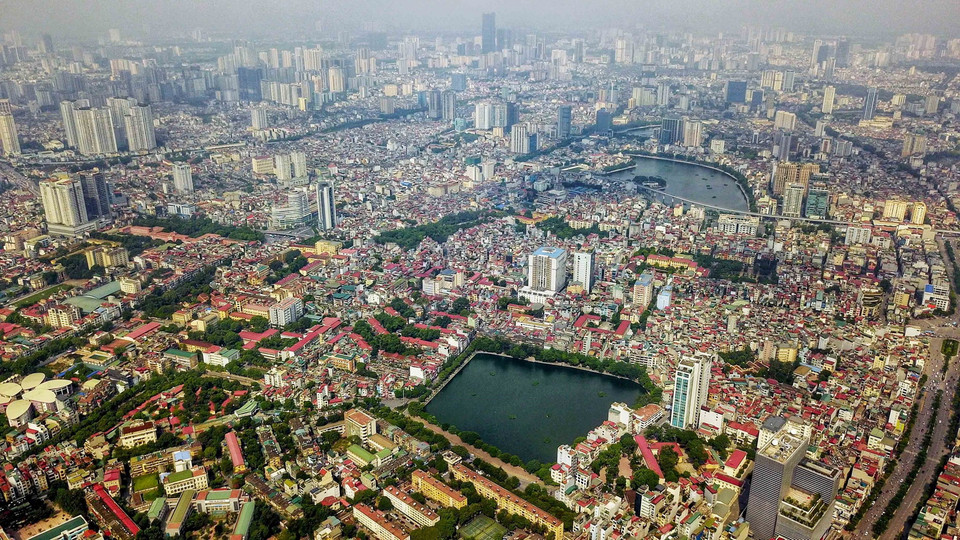 Trước sự đô thị hóa nhanh Hồ Xã Đàn (hay hồ Nam Đồng) và hồ Hoàng Cầu đã giúp cho không khí quận Đống Đa xanh sạch hơn. (Ảnh: Thành Đạt/TTXVN)