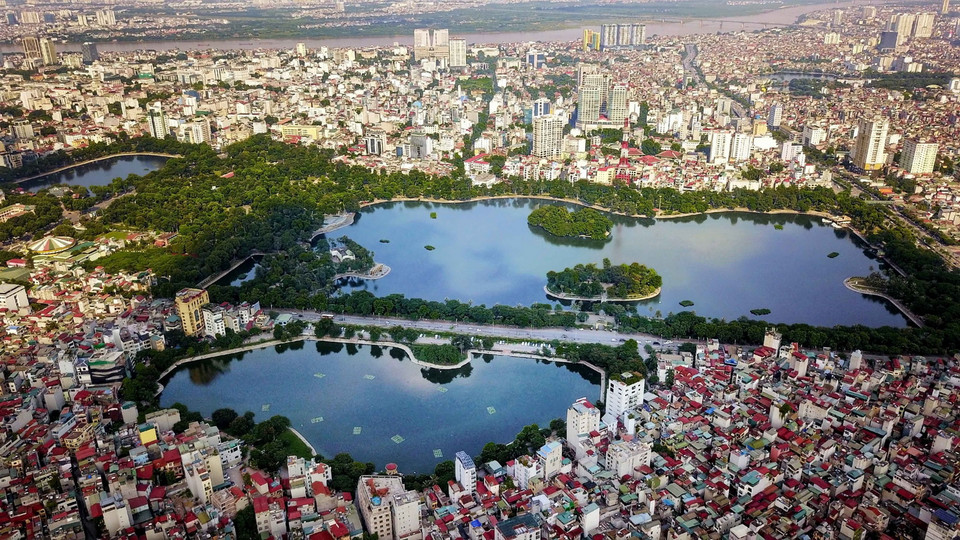 Quần thể Hồ Bảy Mẫu, hồ Ba Mẫu và hồ Thiền Quang giữ cho bầu không khí ở 2 quận Hai Bà và Đống Đa trong sạch hơn. (Ảnh: Thành Đạt/TTXVN)