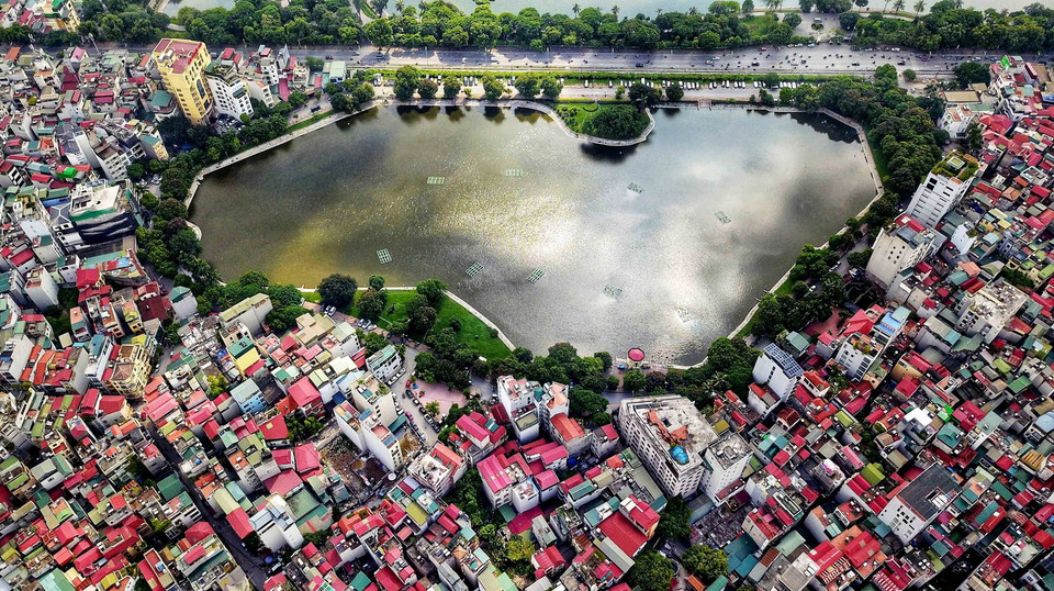 Hồ Ba Mẫu nằm cạnh đường Lê Duẩn thuộc phường Phương Liên, quận Đống Đa. (Ảnh: Thành Đạt/TTXVN)