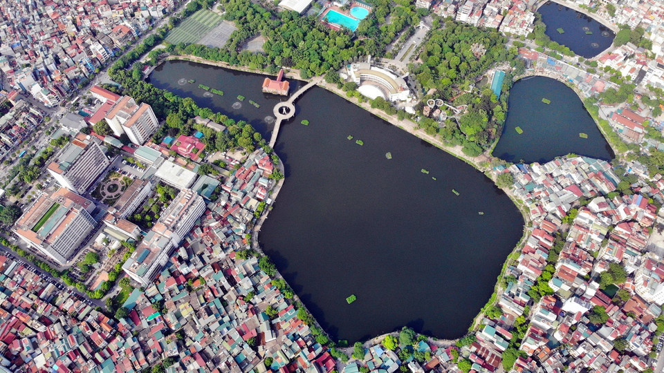 Cụm hồ Thanh Nhàn-hồ Quỳnh-hồ Quang Trung (quận Hai Bà Trưng) gần nhau tạo nên bức tranh thiên nhiên đẹp mắt, trong lành. (Ảnh: Danh Lam/TTXVN)