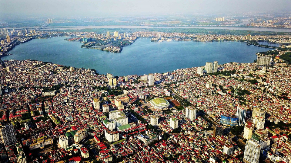 Hồ Tây (quận Tây Hồ) là hồ nước tự nhiên lớn nhất ở nội thành, diện tích chừng 500ha, nhìn từ góc độ này hồ Tây giống như lá phổi lớn mang lại bầu không khí trong sạch cho Thủ đô. (Ảnh: Thành Đạt/TTXVN)