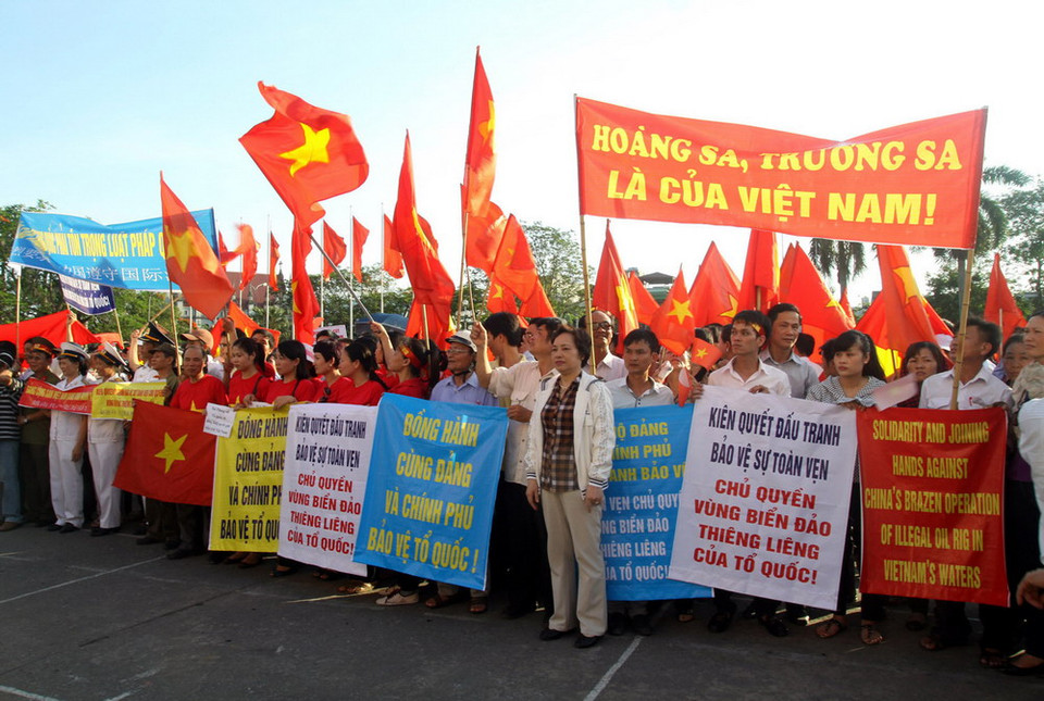 Míttinh tại Hải Phòng phản đối Trung Quốc hạ đặt giàn khoan trái phép. (Ảnh: Hoàng Hùng/TTXVN)