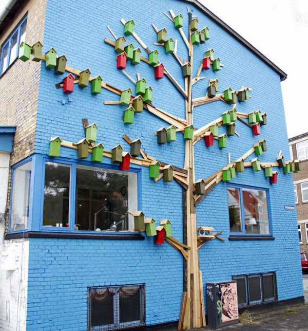 Một loạt những ngôi nhà nhỏ được gắn trên cây gỗ mang tên Trash Tree ở Copenhagen, Đan Mạch. (Nguồn: Birdhouses of the World/Caters News)