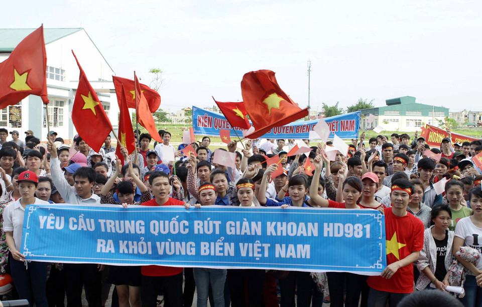 Gần 1.000 thanh niên, sinh viên, học sinh trên địa bàn tỉnh Thanh Hóa tham gia buổi míttinh phản đối Trung Quốc. (Ảnh: Thế Duyệt/TTXVN)