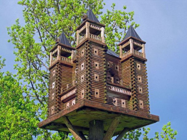 Một ngôi nhà chim với 70 phòng được làm từ gỗ của trang trại 100 tuổi ở Belgrave, Ontario, Canada. (Nguồn: Birdhouses of the World/Caters News)