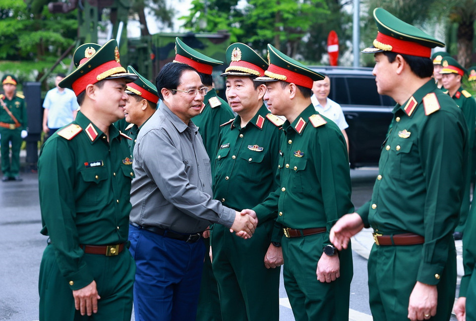 Thủ tướng Phạm Minh Chính và lãnh đạo Tập đoàn Công nghiệp-Viễn thông Quân đội (Viettel). (Ảnh: Dương Giang/TTXVN)