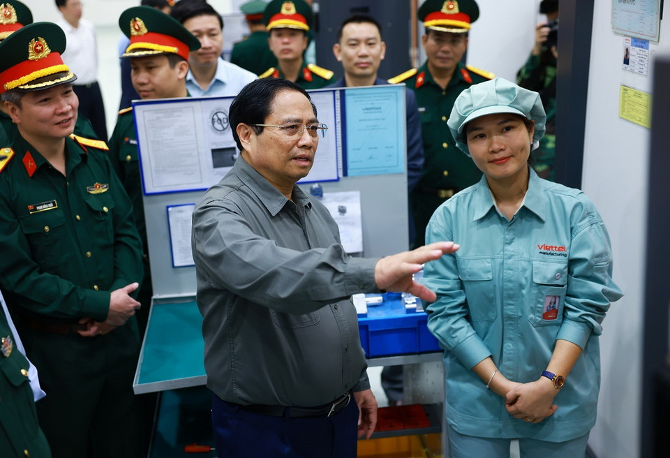 Thủ tướng Phạm Minh Chính tham quan xưởng sản xuất sản phẩm cơ khí công nghệ cao của Tập đoàn Viettel. (Ảnh: Dương Giang/TTXVN)