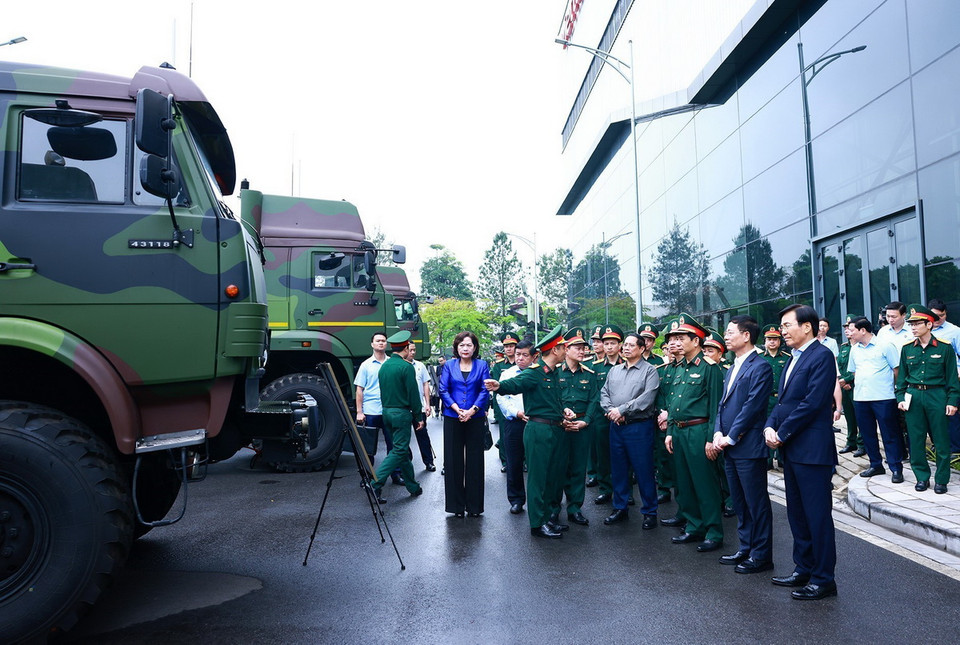 Thủ tướng Phạm Minh Chính nghe giới thiệu về các sản phẩm công nghệ cao của Tập đoàn Viettel. (Ảnh: Dương Giang/TTXVN)