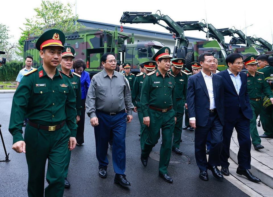 Thủ tướng Phạm Minh Chính tham quan trưng bày sản phẩm công nghệ cao của Tập đoàn Viettel. (Ảnh: Dương Giang/TTXVN)