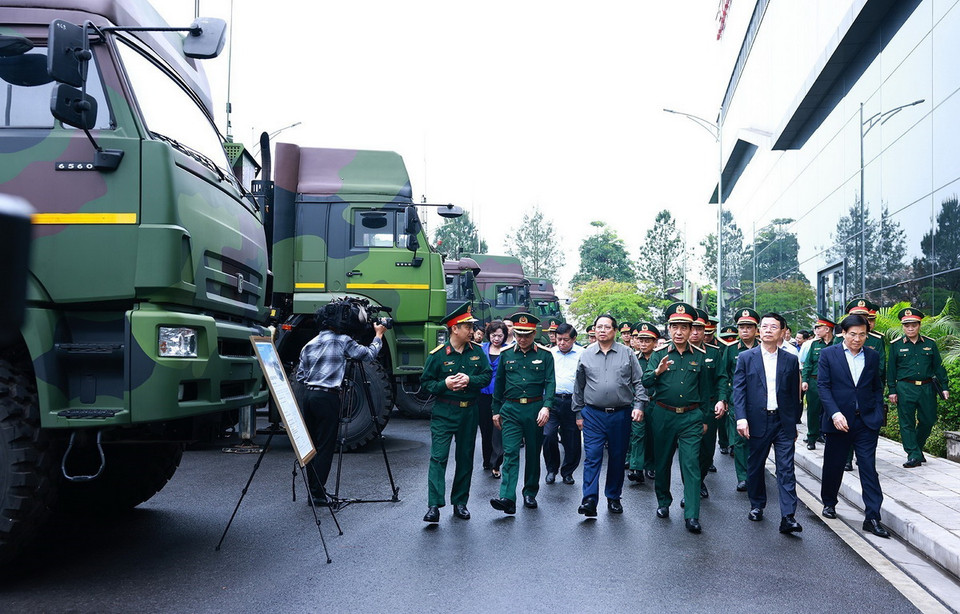 Thủ tướng Phạm Minh Chính tham quan trưng bày sản phẩm công nghệ cao của Tập đoàn Viettel. (Ảnh: Dương Giang/TTXVN)