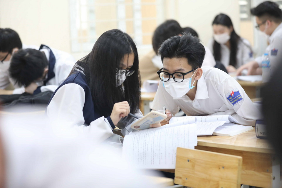 Học sinh khối 12 trường THPT Trần Nhân Tông truy bài trước giờ học. (Ảnh: Thanh Tùng/TTXVN)