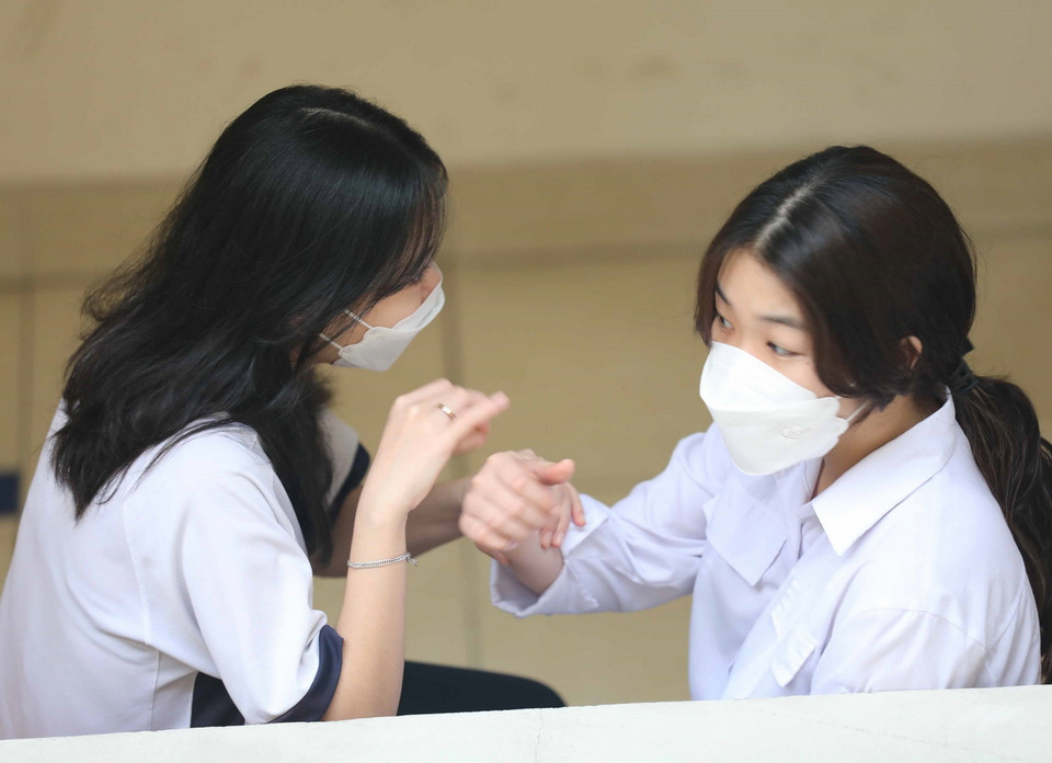 Nữ học sinh trường THPT Trần Nhân Tông học trực tiếp trong sáng 21/3/2022. (Ảnh: Thanh Tùng/TTXVN)