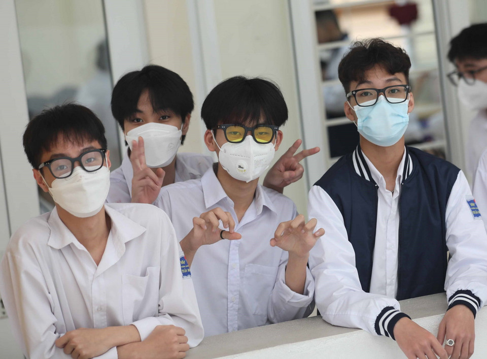 Học sinh trường THPT Trần Nhân Tông trong giờ nghỉ giải lao giữa tiết học tại trường. (Ảnh: Thanh Tùng/TTXVN)