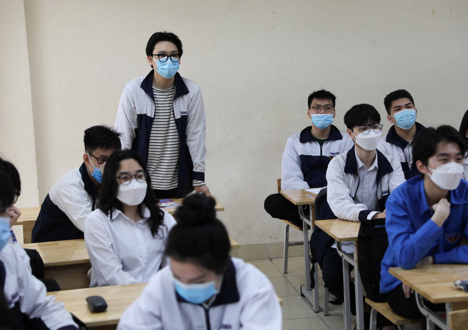 Học sinh trường THPT Trần Nhân Tông phát biểu trong giờ học trực tiếp. (Ảnh: Thanh Tùng/TTXVN)