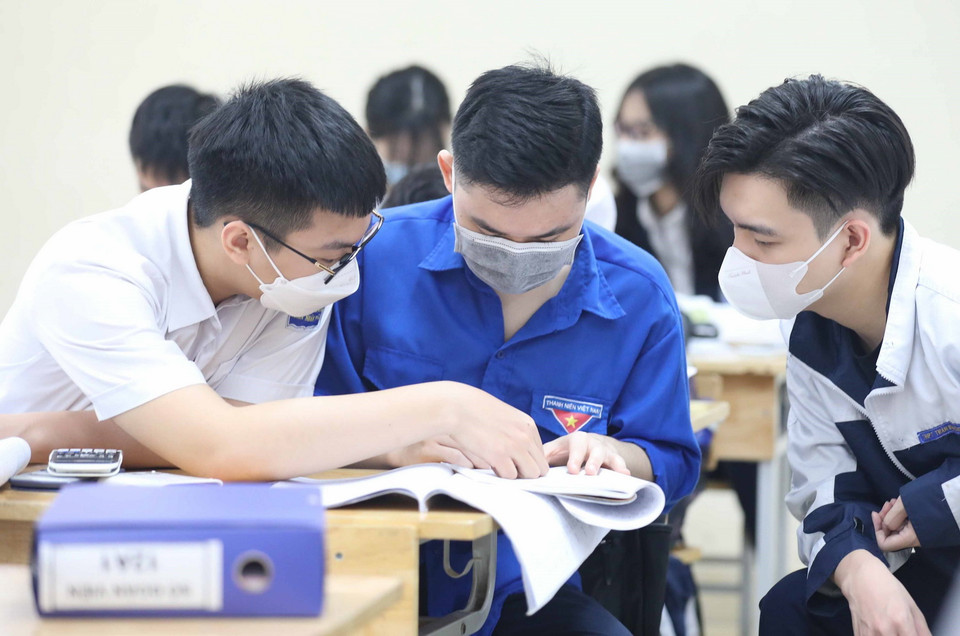 Học sinh khối 12 trường THPT Trần Nhân Tông học trực tiếp sáng 21/3/2022. (Ảnh: Thanh Tùng/TTXVN)