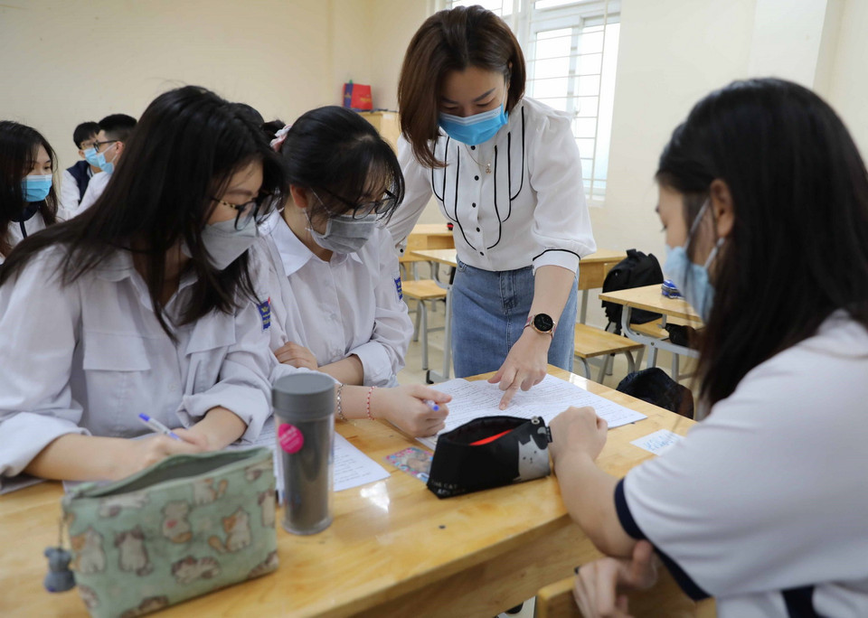 Học sinh khối 12 trường THPT Trần Nhân Tông học trực tiếp. (Ảnh: Thanh Tùng/TTXVN)